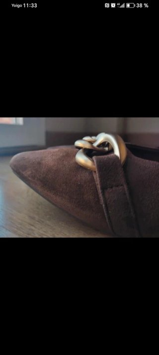 Zapatos marrones con cadena dorada
