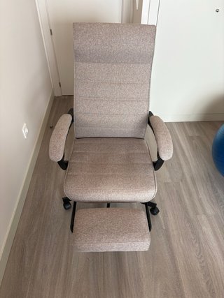 Silla de oficina ergonómica con reposapiés