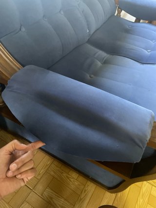 Sofá azul de 2 plazas *Tiene un reposabrazos roto*