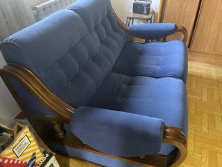 Sofá azul de 2 plazas *Tiene un reposabrazos roto*