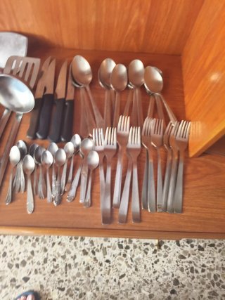 Restos de cubiertos de metal y maderatotql 49 piez