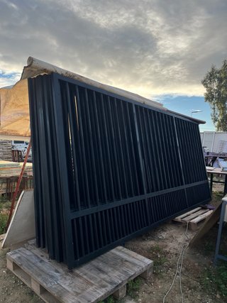 Puertas correderas metálicas negras