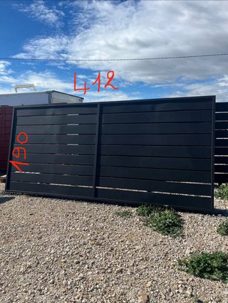 Puertas correderas metálicas negras
