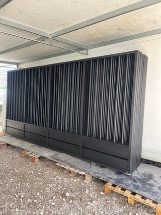 Puertas correderas metálicas negras