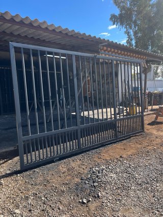 Puertas correderas metálicas negras