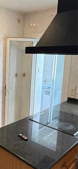 Se vende puerta blanca con cristal translúcido