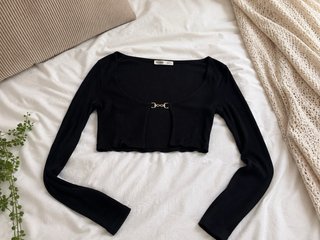 Jersey negro con detalle dorado
