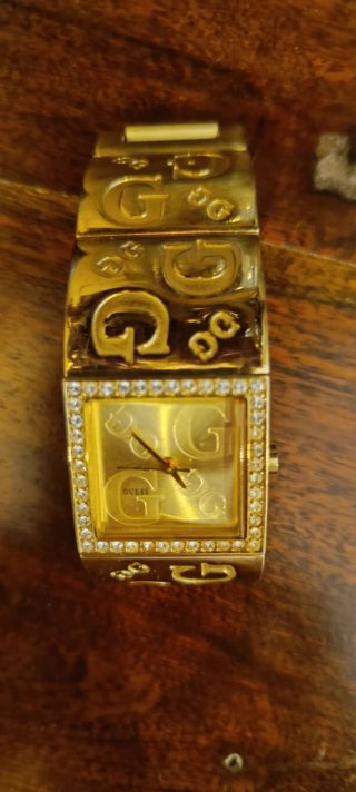 Reloj Guess Dorado con Cristales