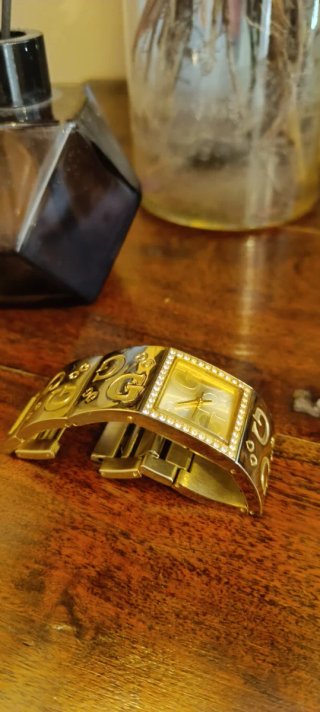 Reloj Guess Dorado con Cristales