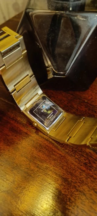 Reloj Guess Dorado con Cristales