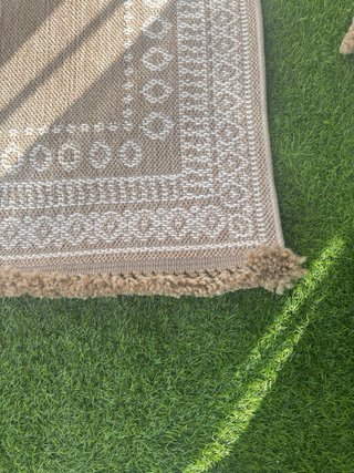 Alfombra marrón con diseño etnico