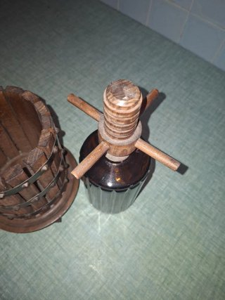 Bottiglia decorativa con tino in legno