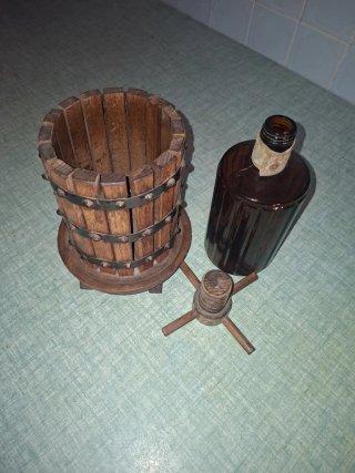 Bottiglia decorativa con tino in legno