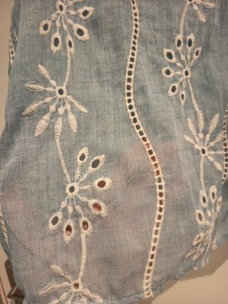 Camisa sin mangas bordada azul