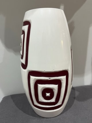 Jarrón de cristal blanco con en rojo. Solo envío