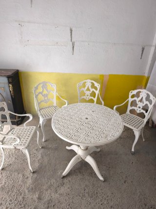 Mesa y butacas jardín clásicas