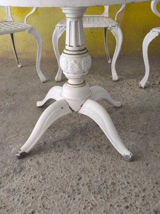 Mesa y butacas jardín clásicas