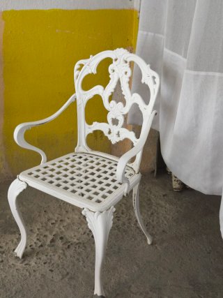 Mesa y butacas jardín clásicas