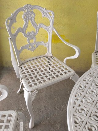 Mesa y butacas jardín clásicas