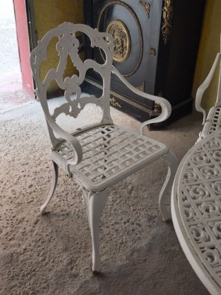 Mesa y butacas jardín clásicas