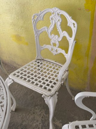 Mesa y butacas jardín clásicas