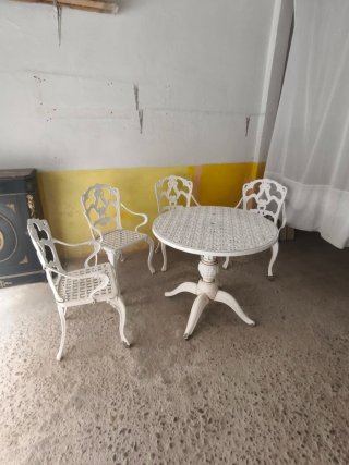 Mesa y butacas jardín clásicas
