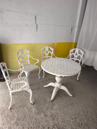 Mesa y butacas jardín clásicas