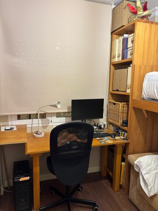 Escritorio de madera con silla de oficina