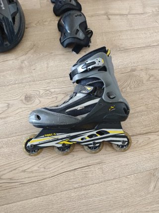 Patines talla 44 con casco y protecciones