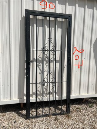 Puerta de reja de metal negra