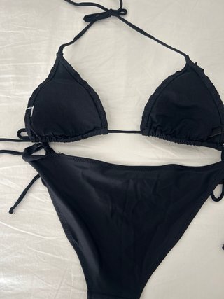 Bikini negro con volantes