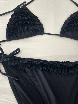Bikini negro con volantes