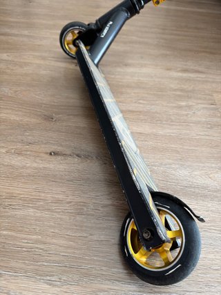 Patinete Apollo negro y dorado