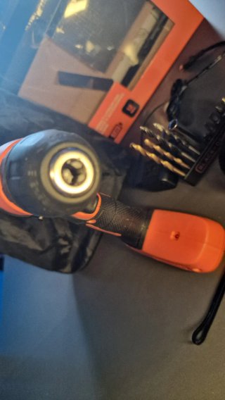 Taladro Black+Decker con cargador y accesorios