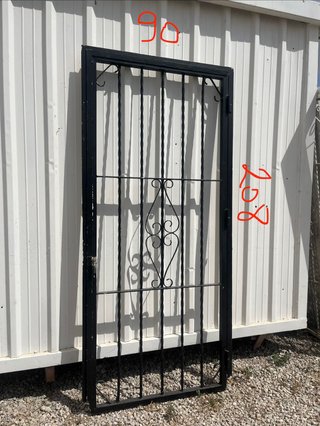 Puerta de reja negra