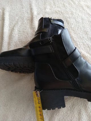 Botines negros con hebillas
