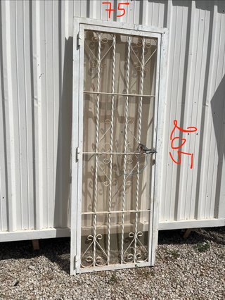 Puerta reja blanca con barrotes decorativos