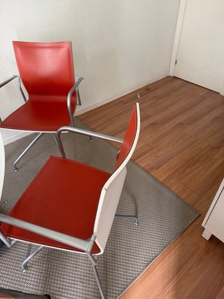 Mesa cristal forma riñón y 2 sillas confidente