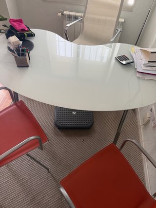 Mesa cristal forma riñón y 2 sillas confidente