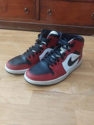 Nike Air Jordan 1 Mid Chicago