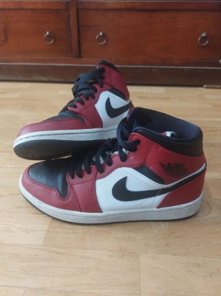Nike Air Jordan 1 Mid Chicago