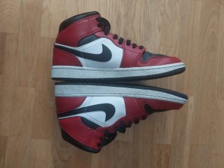 Nike Air Jordan 1 Mid Chicago