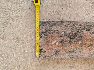 Trozos de mármol negro y marrón