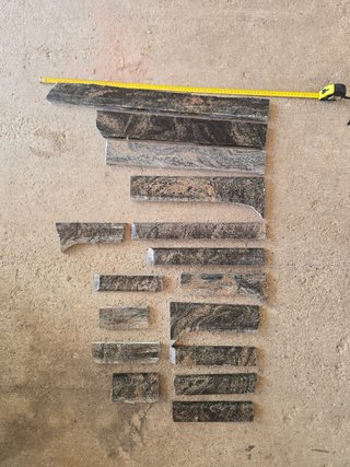 Trozos de mármol negro y marrón