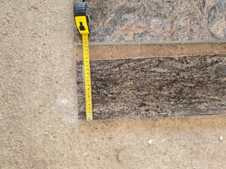 Trozos de mármol negro y marrón