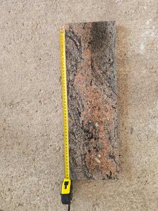 Trozos de mármol negro y marrón