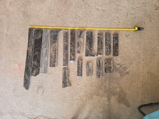 Trozos de mármol negro y marrón