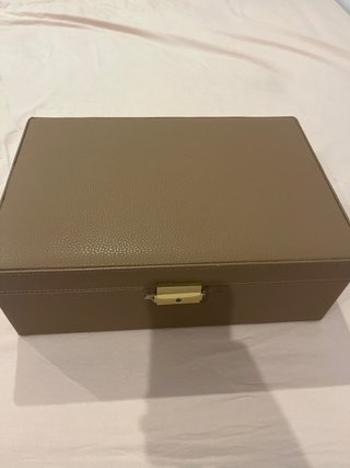 Joyero organizador beige y marrón