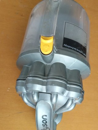 Cubo y Ciclón Dyson DC08