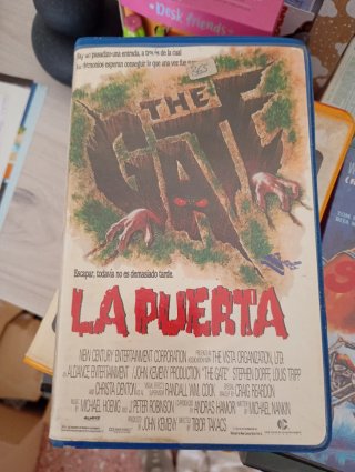 Película La Puerta (The Gate) en VHS TERROR!